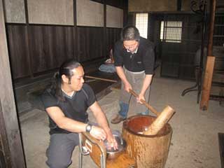 阿部家にて上棟式用の餅つき